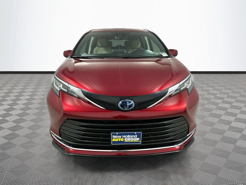 Used 2023 Toyota Sienna XLE AWD/4WD image 2