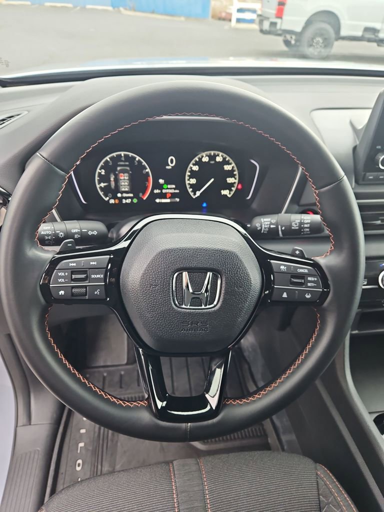 Used 2025 Honda Pilot Sport image 3
