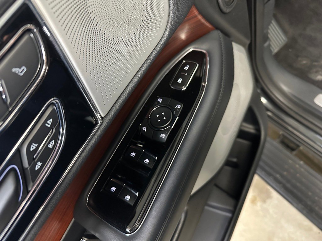 Used 2023 Lincoln Navigator Reserve image 6