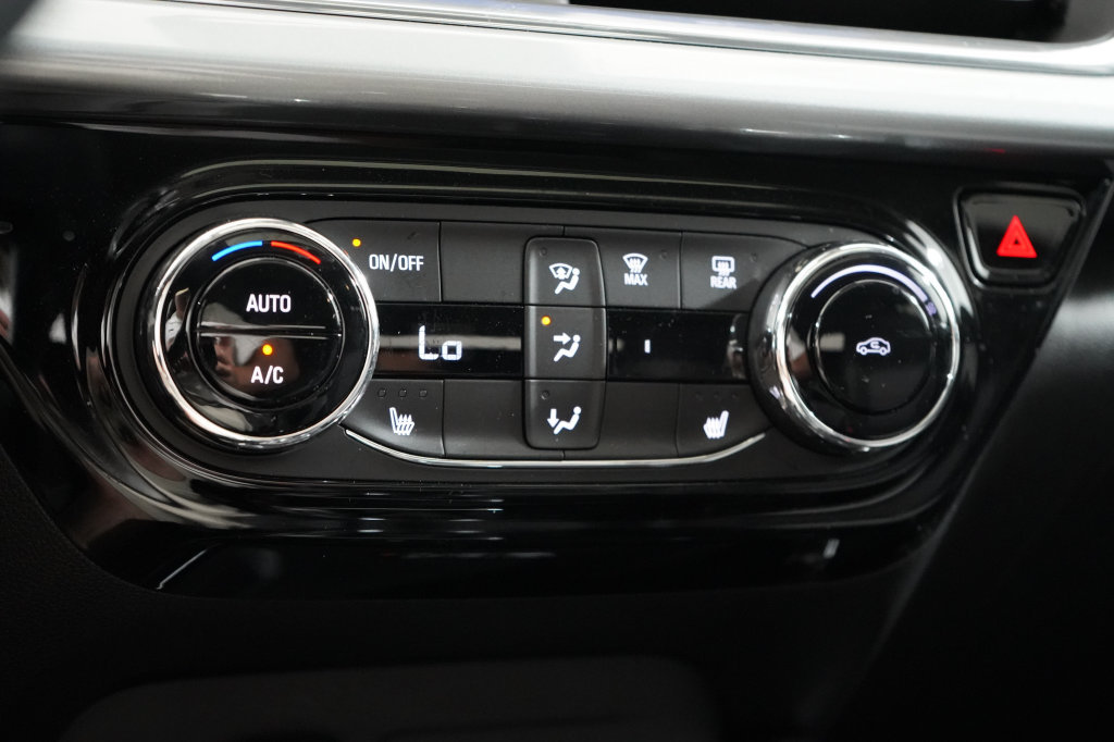 Used 2024 Chevrolet Trax LT w/ Sunroof Package FWD image 27