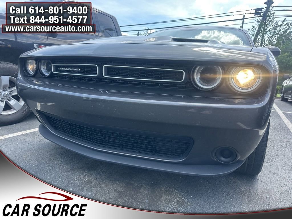 Used 2016 Dodge Challenger SXT image 2