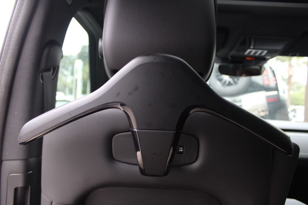 Certified 2025 Land Rover Discovery Dynamic SE AWD/4WD image 31