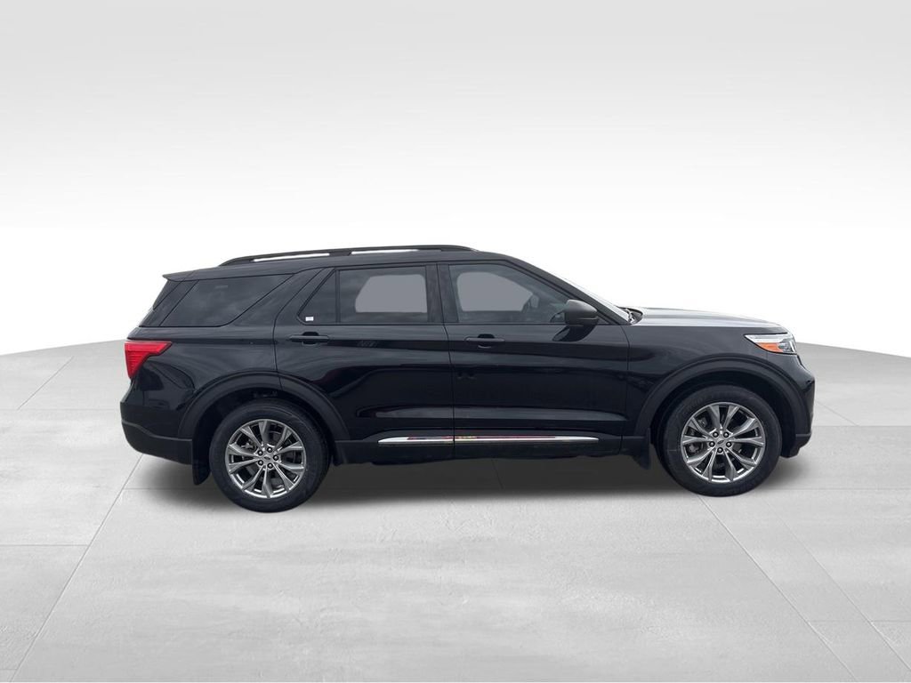 Used 2022 Ford Explorer XLT w/ Equipment Group 202A AWD/4WD image 13