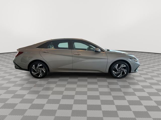 Used 2025 Hyundai Elantra Limited image 12