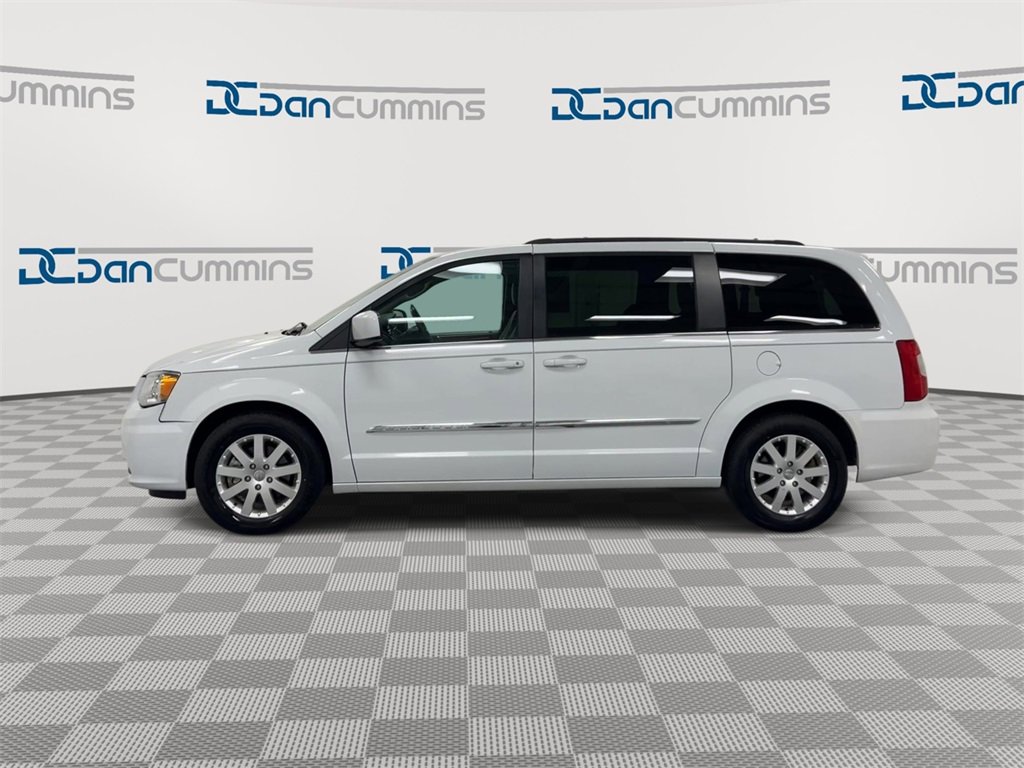 Used 2016 Chrysler Town & Country Touring image 5