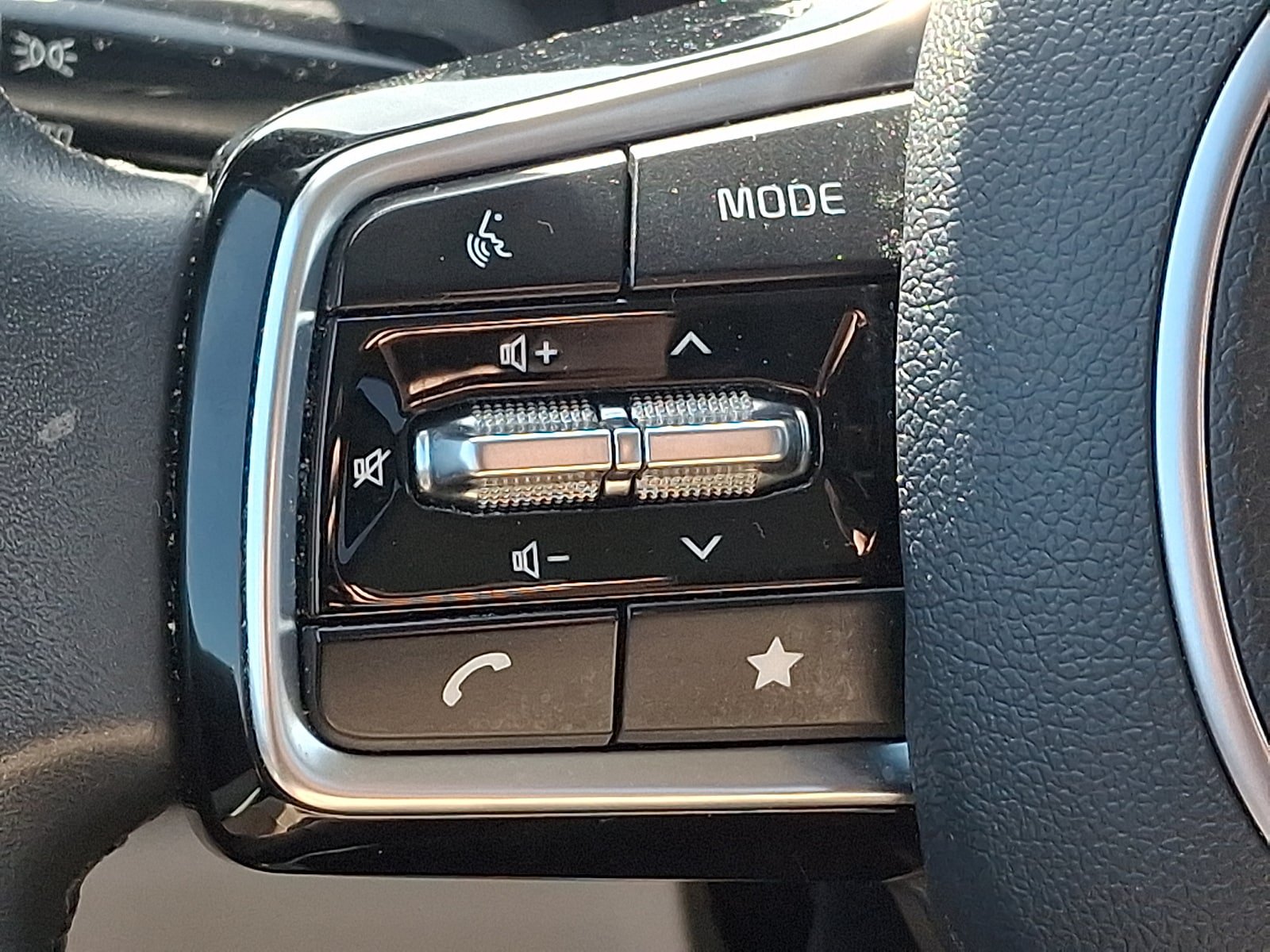 Used 2024 Kia Carnival EX FWD image 22