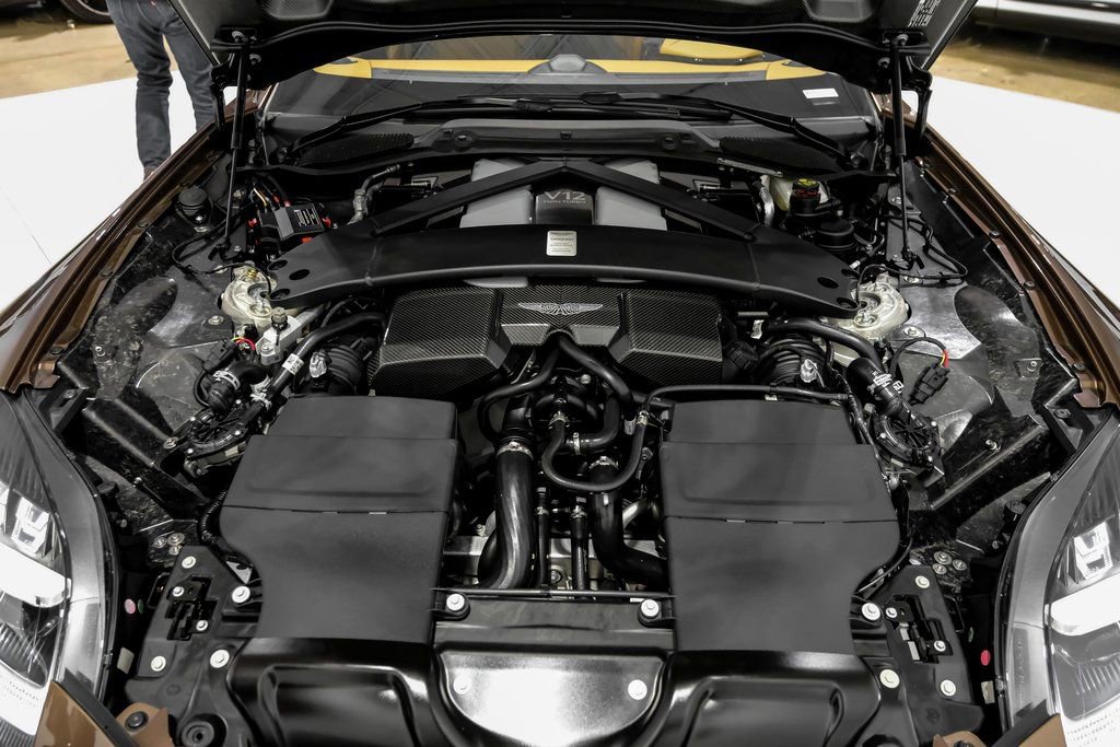 Used 2025 Aston Martin Vanquish RWD image 37