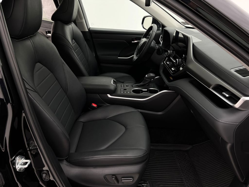 Used 2024 Toyota Highlander XLE image 13