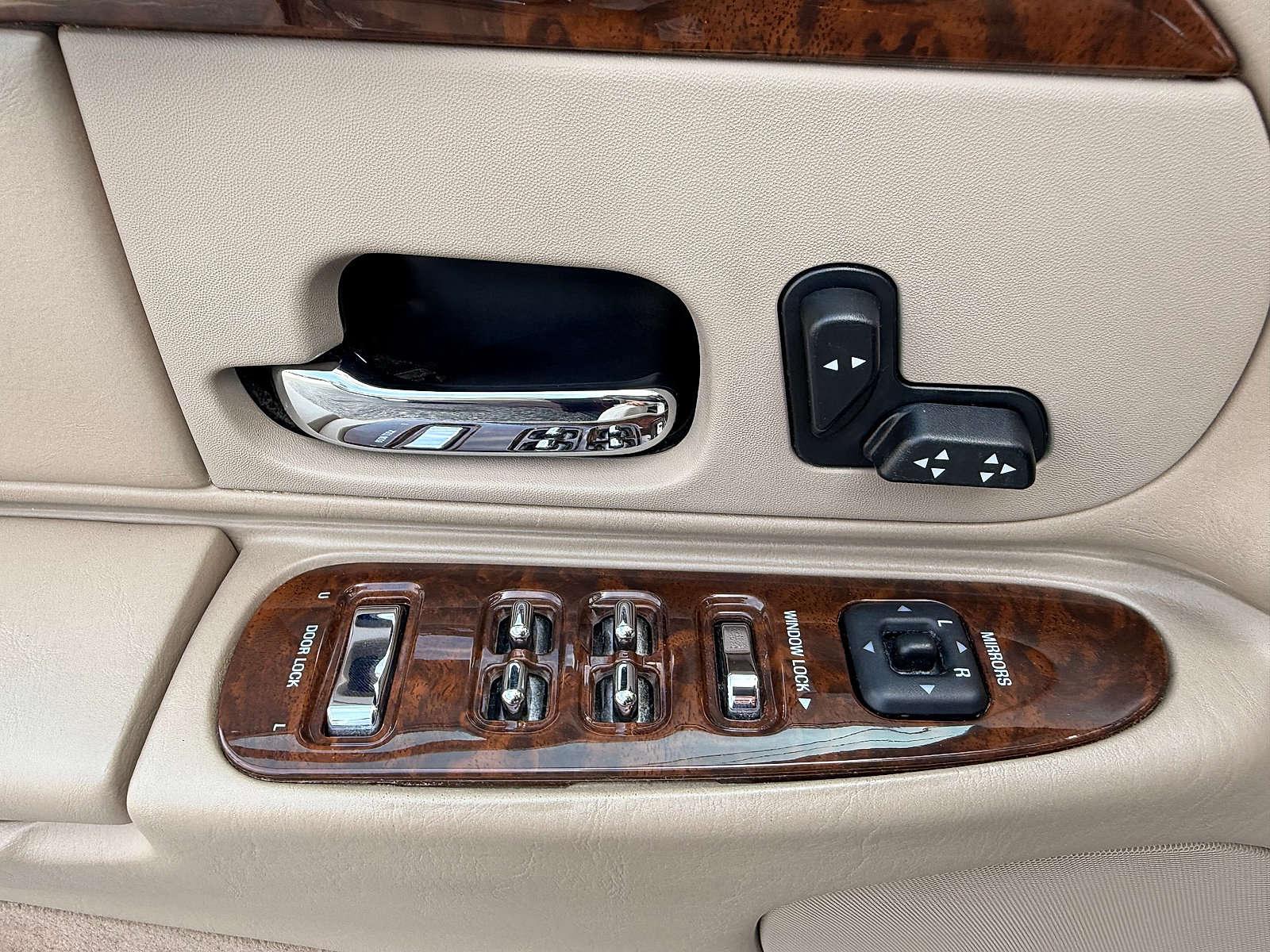 Used 2002 Lincoln Town Car Executive RWD image 35