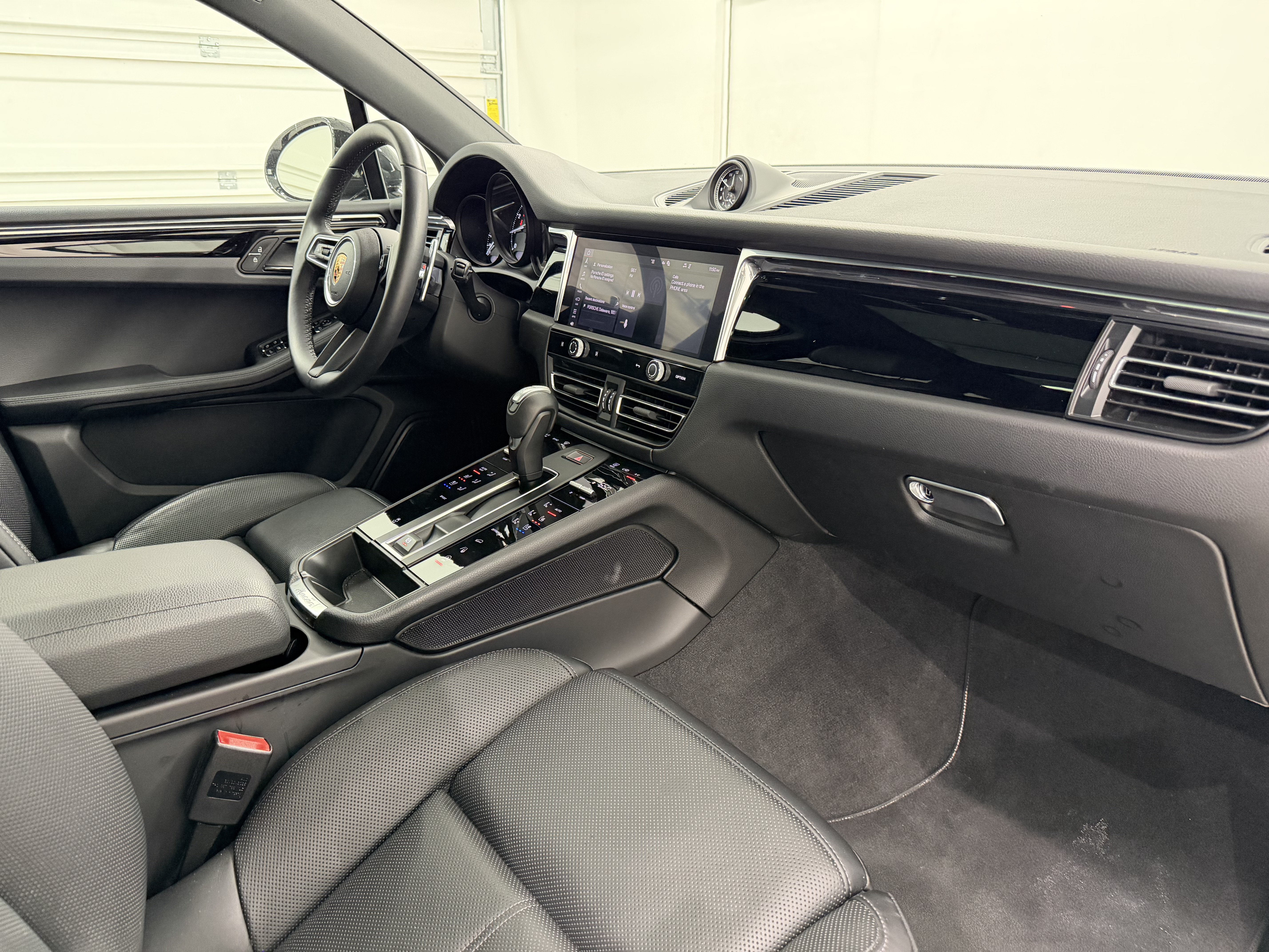 Certified 2025 Porsche Macan AWD/4WD image 24