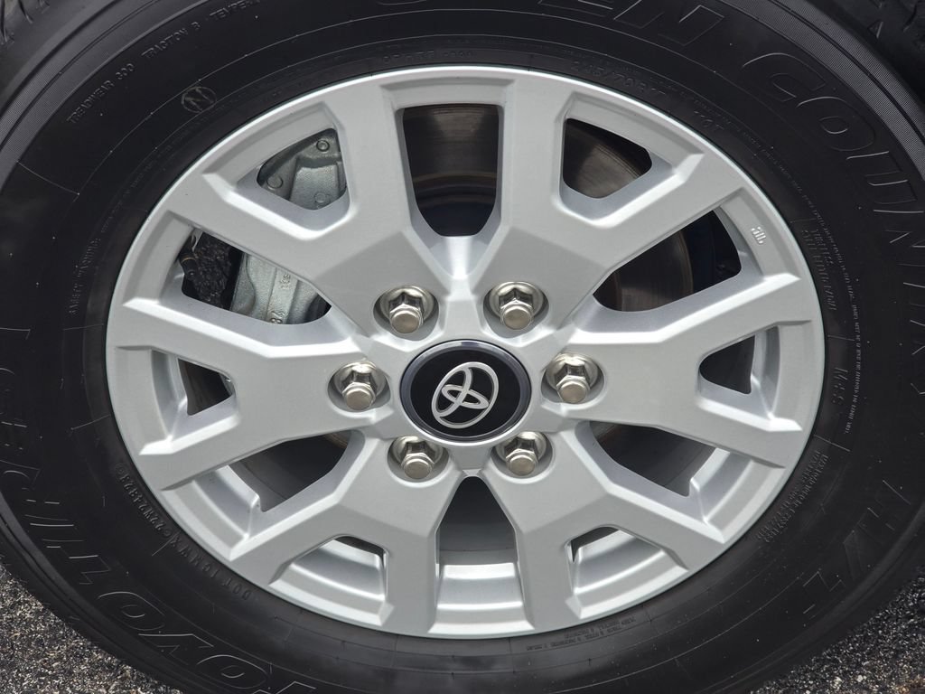Certified 2024 Toyota Tacoma SR5 AWD/4WD image 9
