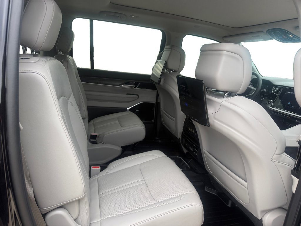 Used 2023 Jeep Wagoneer Series III w/ Premium Group I AWD/4WD image 17