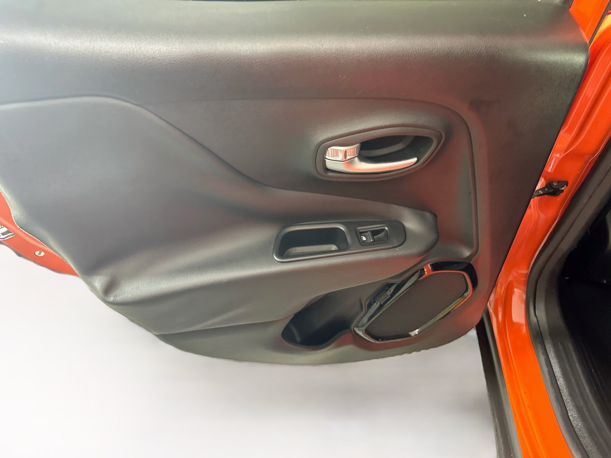 Used 2017 Jeep Renegade Altitude FWD image 24