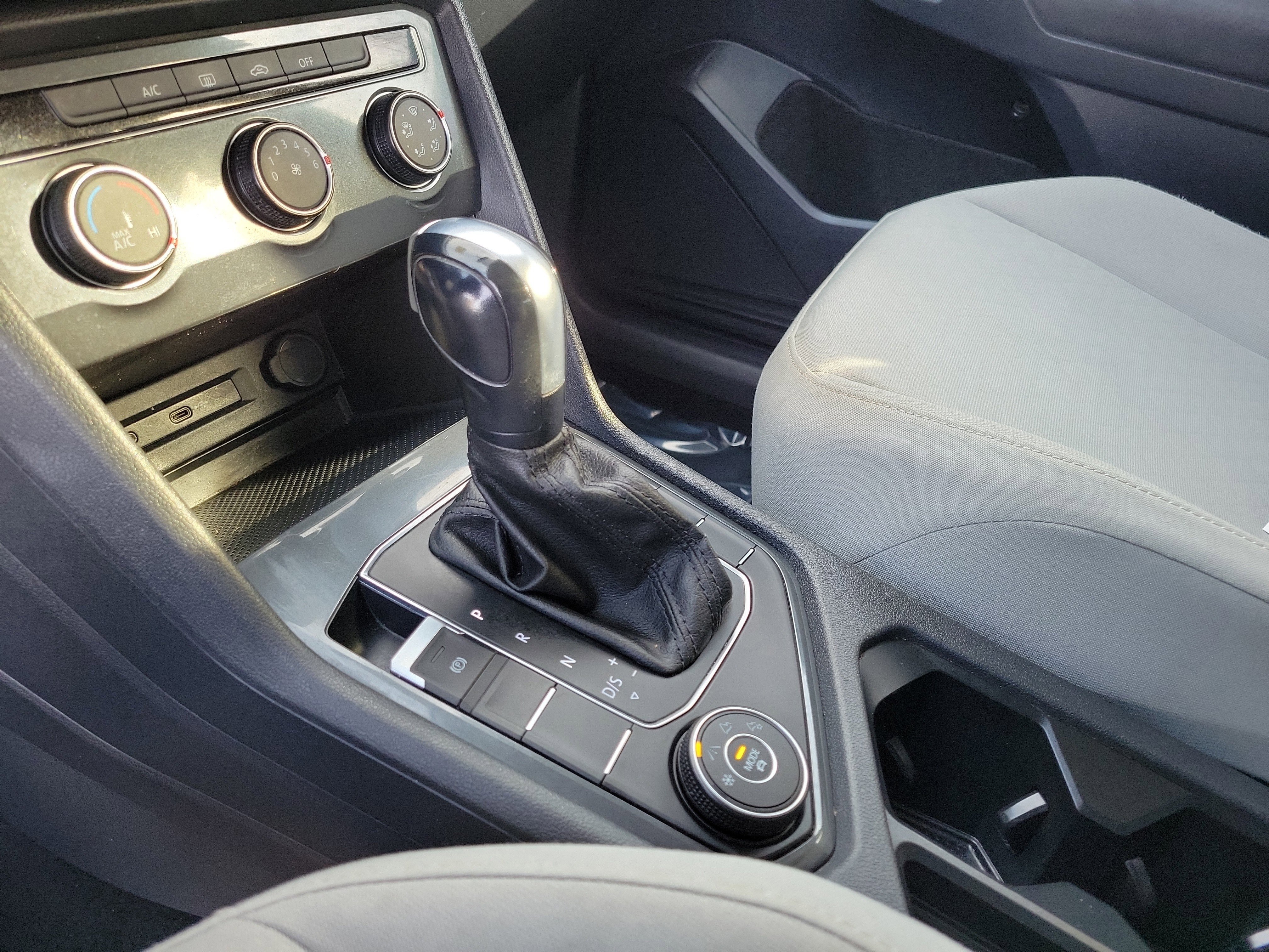 Used 2020 Volkswagen Tiguan S image 29