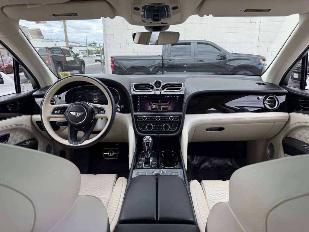Used 2022 Bentley Bentayga AWD/4WD image 17
