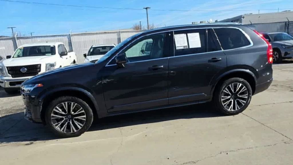Used 2022 Volvo XC90 T5 Momentum w/ Advanced Package image 7