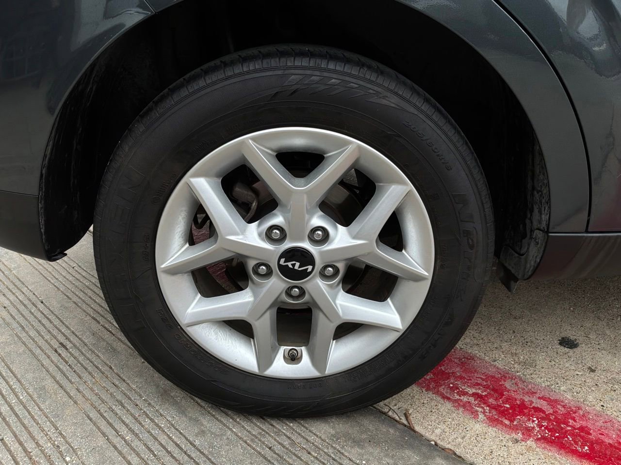 Used 2025 Kia Soul LX w/ LX Technology Package FWD image 9