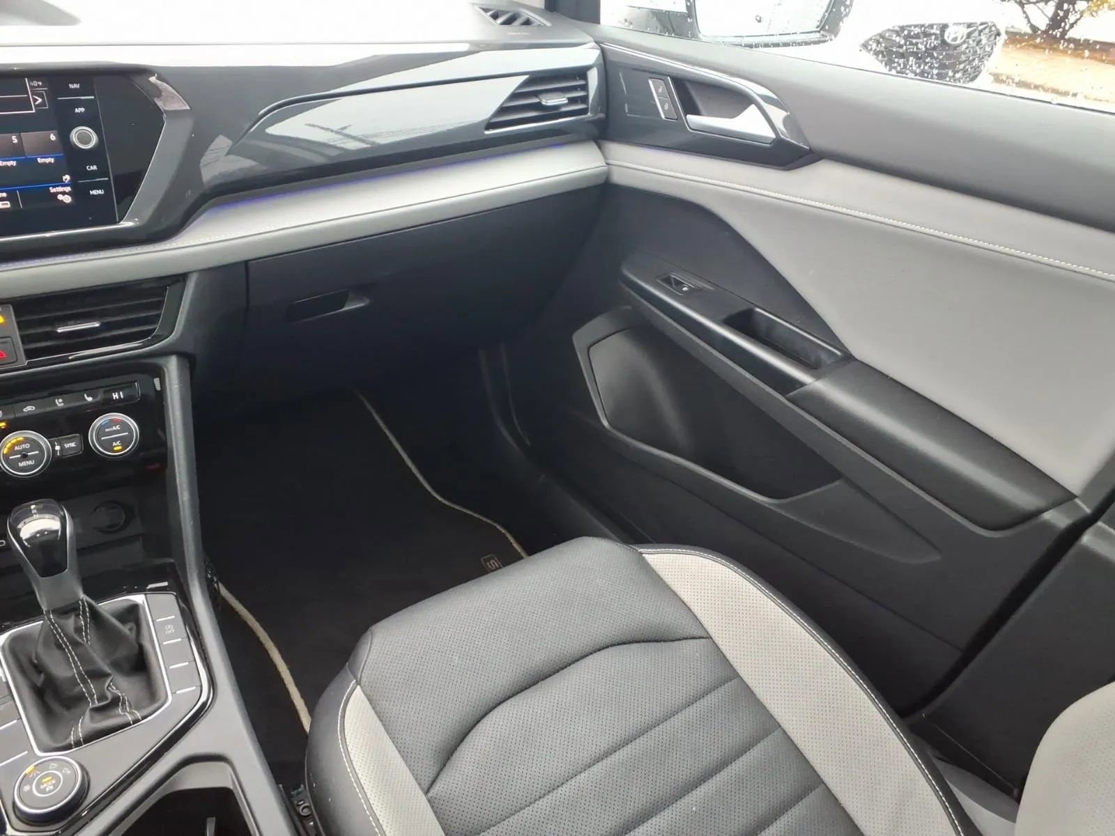 Used 2022 Volkswagen Taos SEL w/ Panoramic Sunroof Package AWD/4WD image 23