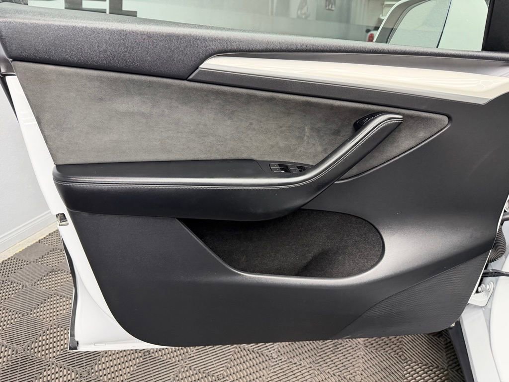 Used 2022 Tesla Model Y Long Range AWD/4WD image 35