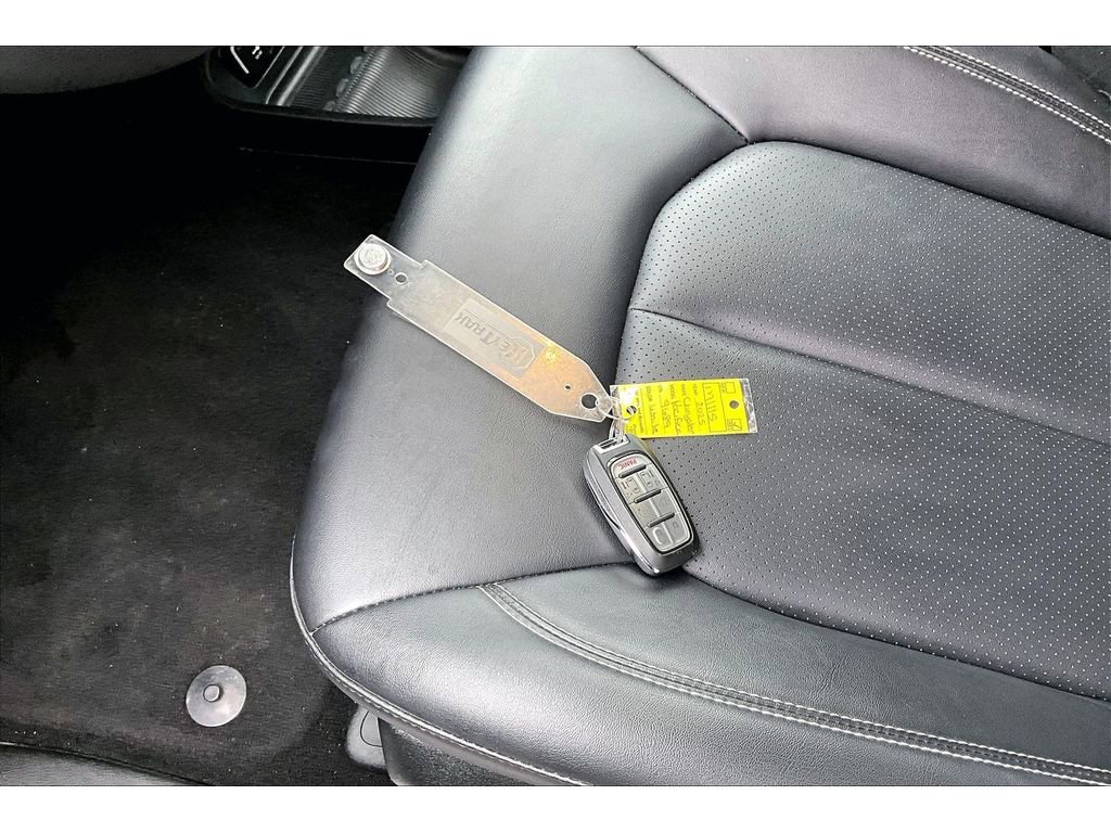 Used 2025 Chrysler Pacifica Select image 12