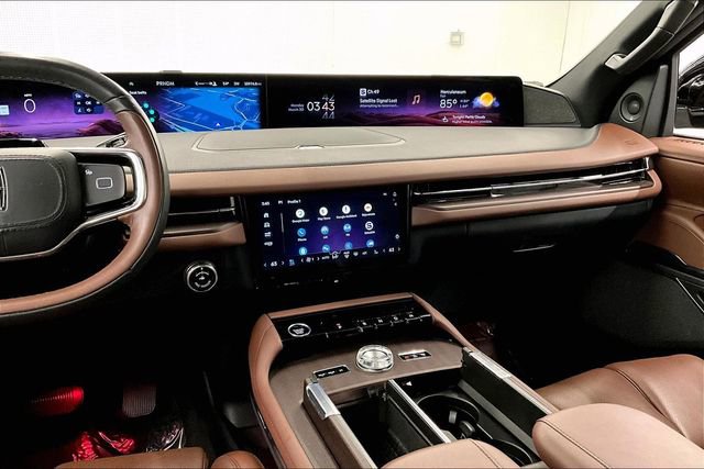 Used 2025 Lincoln Navigator Reserve image 7