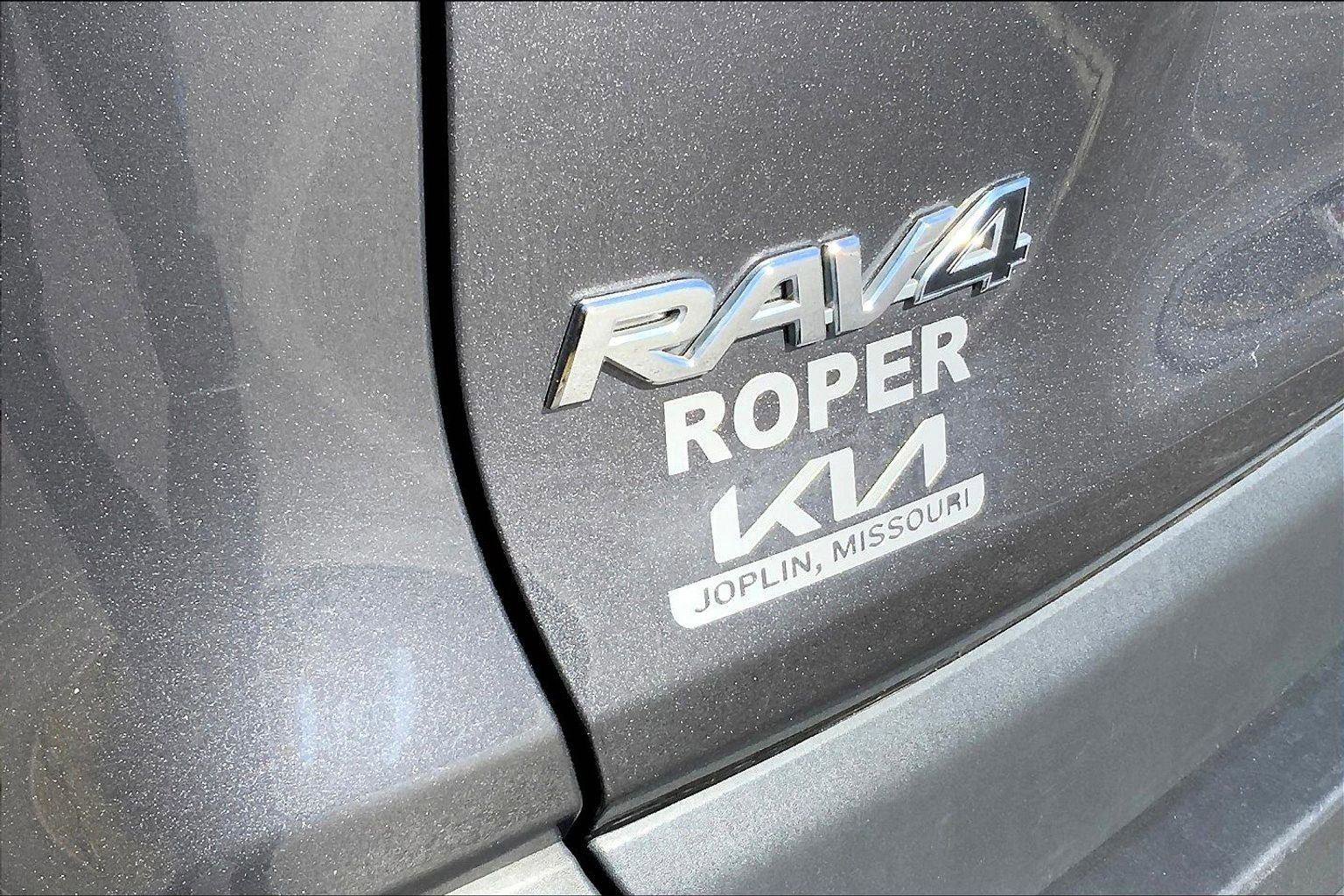 Used 2022 Toyota RAV4 LE image 29