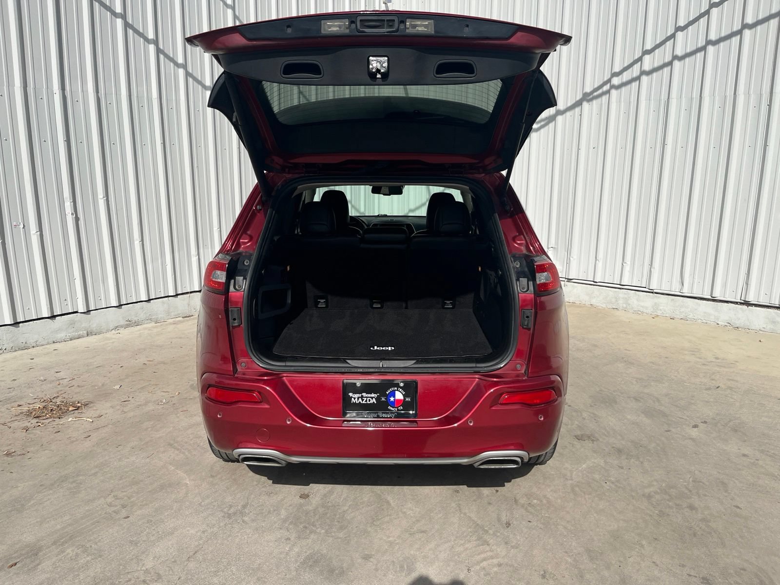 Used 2017 Jeep Cherokee Overland w/ Technology Group FWD image 8