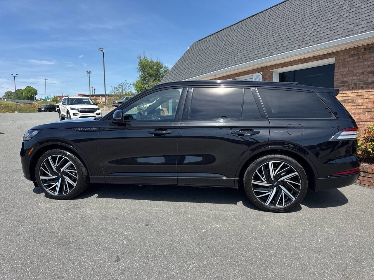 Used 2025 Lincoln Aviator Black Label w/ Jet Appearance Package AWD/4WD image 17