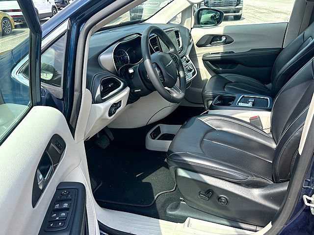 Used 2023 Chrysler Pacifica Touring-L FWD image 13