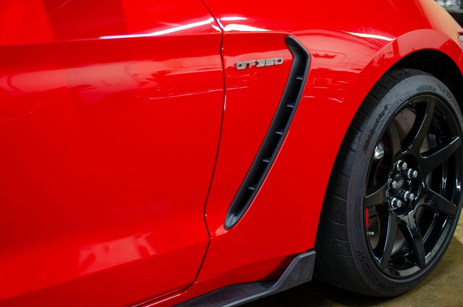 Used 2016 Ford Mustang Shelby GT350R w/ GT350R Equipment Group 920A image 10