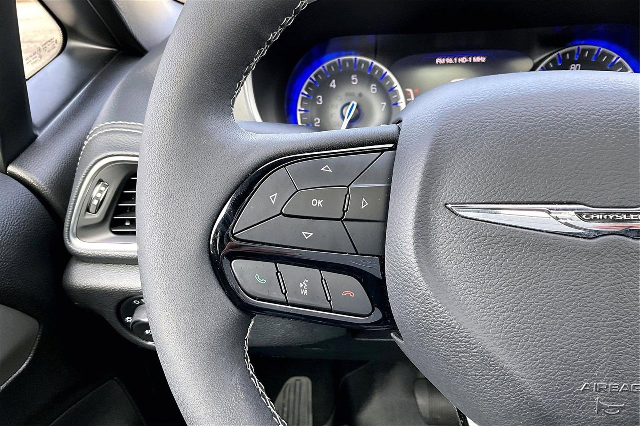 Used 2023 Chrysler Pacifica Limited w/ S Appearance Package image 29