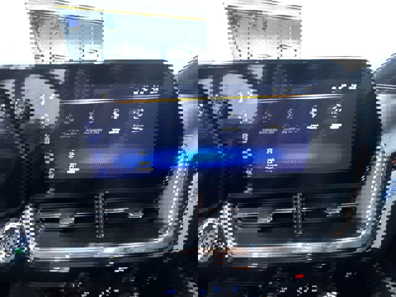 Used 2025 Chevrolet Trax RS w/ Sunroof Package image 24