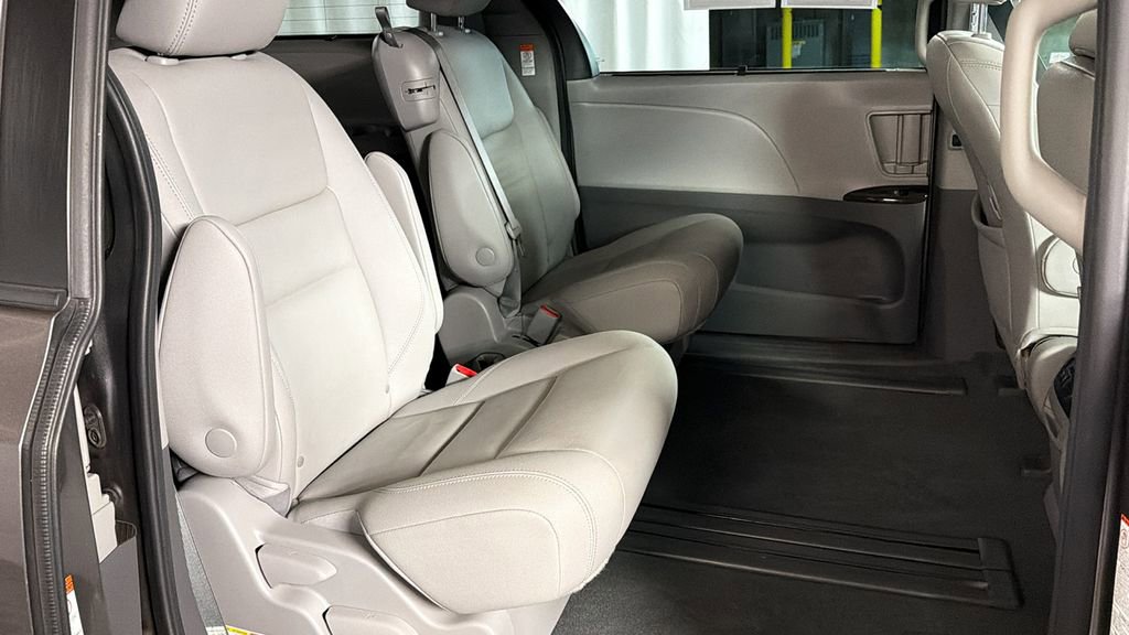 Used 2020 Toyota Sienna XLE image 13