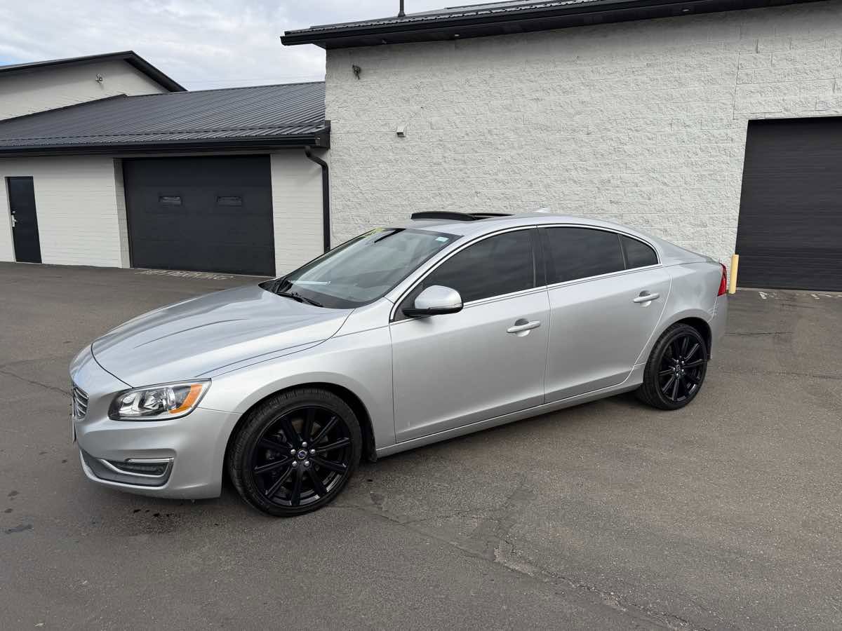 Used 2017 Volvo S60 T5 Inscription image 2