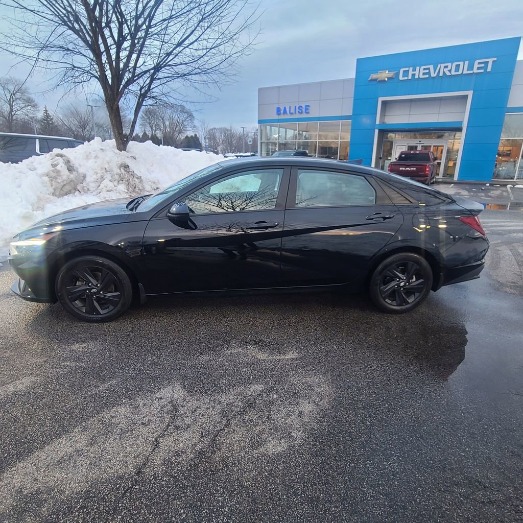 Used 2023 Hyundai Elantra SEL image 3