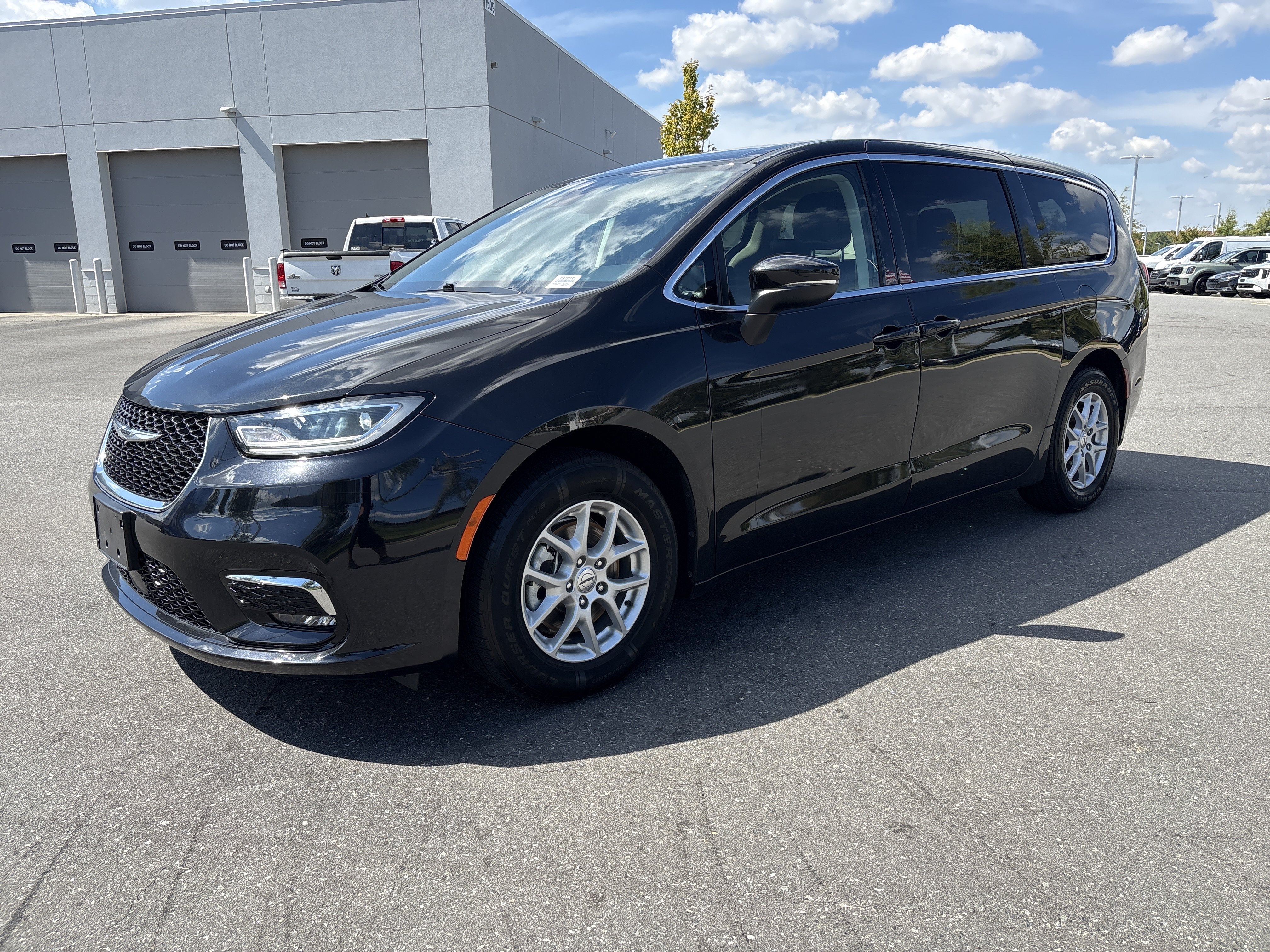 Used 2023 Chrysler Pacifica Touring-L FWD image 5