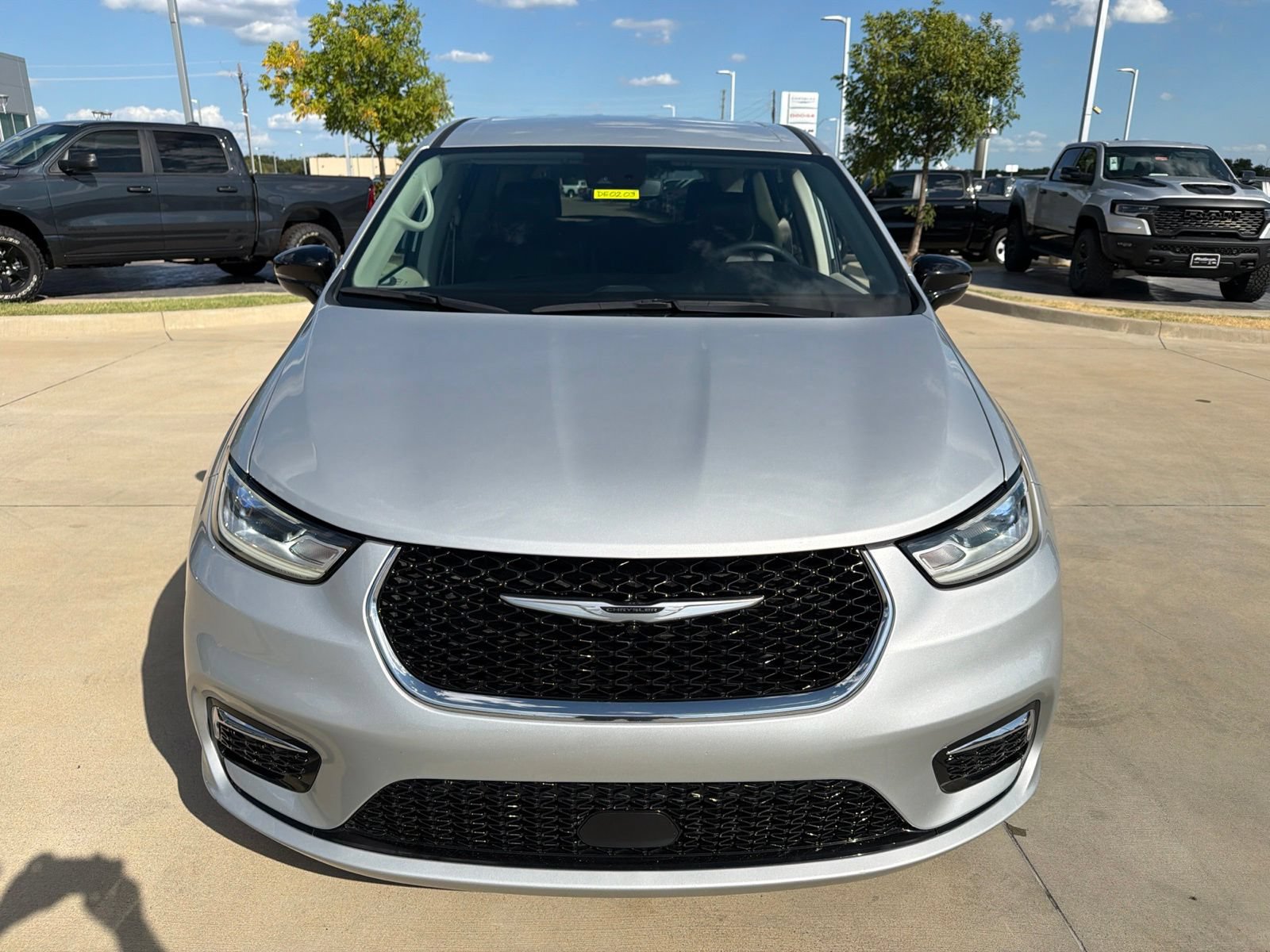 Used 2024 Chrysler Pacifica Touring-L FWD image 8