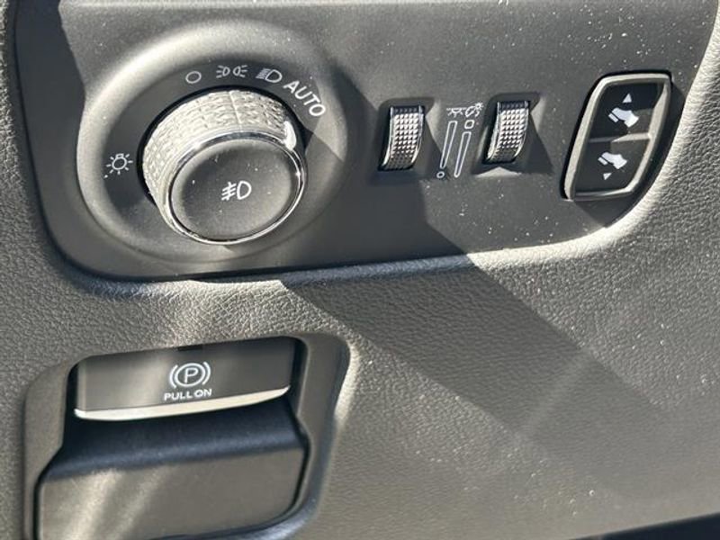 Used 2024 Jeep Wagoneer Series II w/ Flexible Seating Group image 14