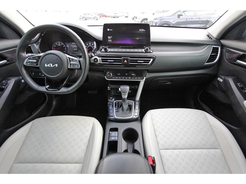 Certified 2022 Kia Seltos SX w/ Sunroof Package AWD/4WD image 10