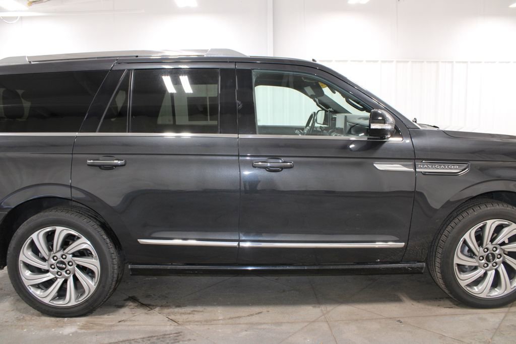 Used 2023 Lincoln Navigator Reserve image 11