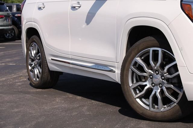 Used 2024 GMC Terrain Denali w/ Denali Premium Package AWD/4WD image 3