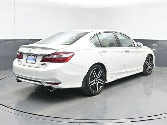 Used 2017 Honda Accord Touring image 10