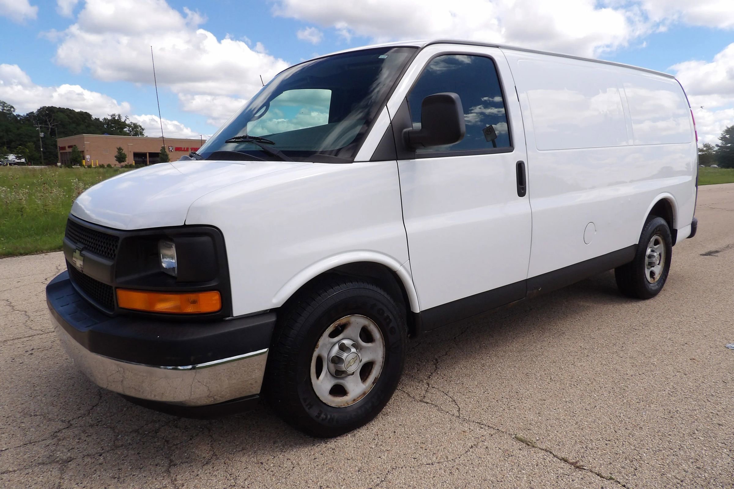 Used 2008 Chevrolet Express 1500 AWD image 2