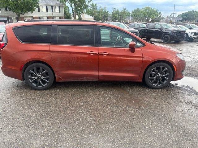 Used 2018 Chrysler Pacifica Touring-L Plus FWD image 2