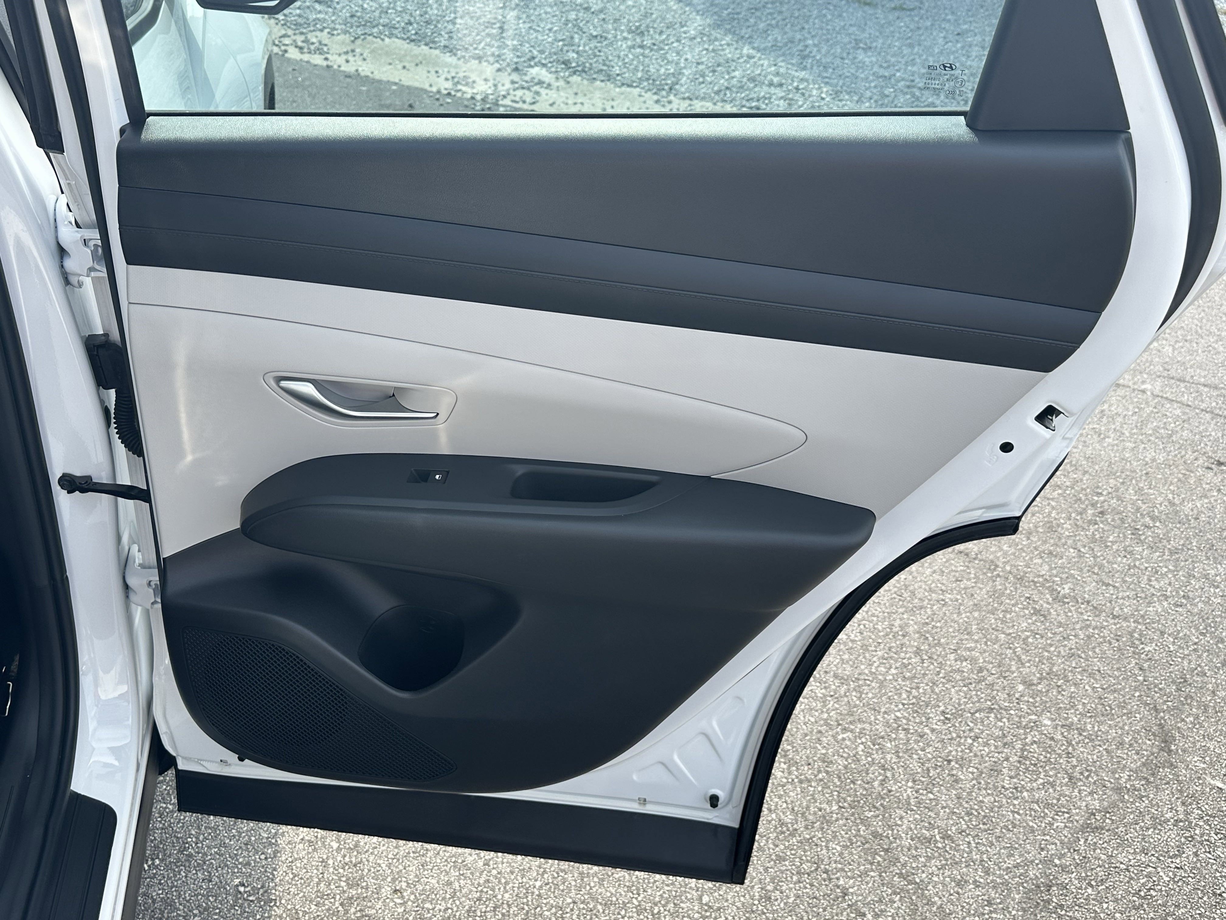 Used 2025 Hyundai Tucson SE image 18