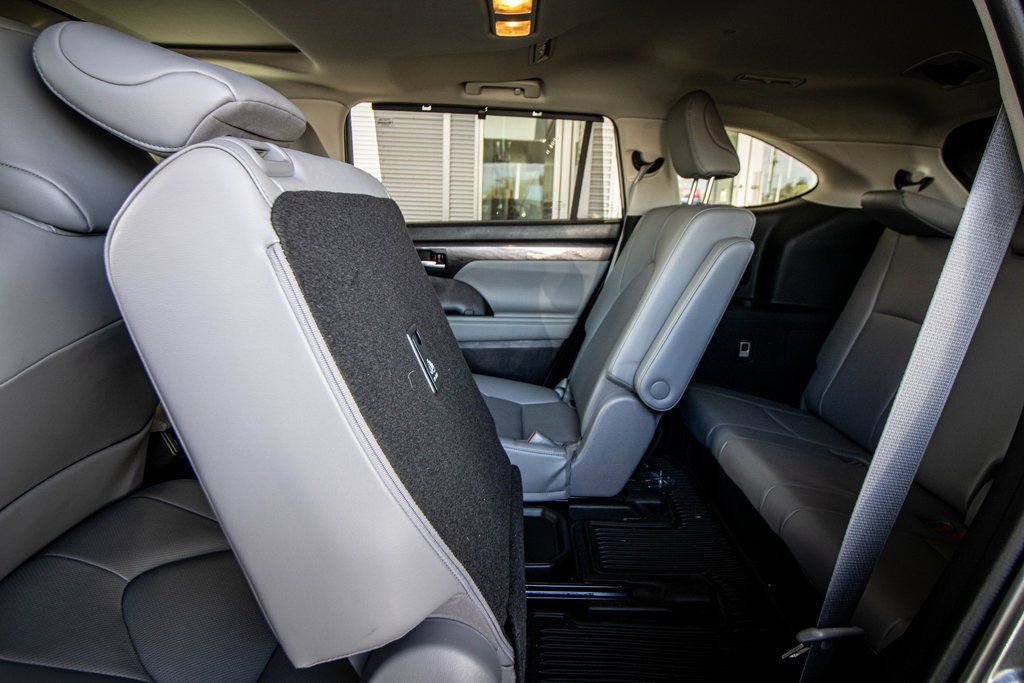 Used 2023 Toyota Highlander Limited image 43