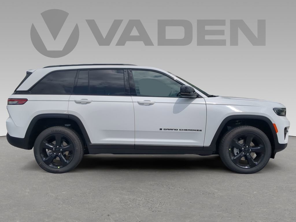 New 2025 Jeep Grand Cherokee Altitude image 2