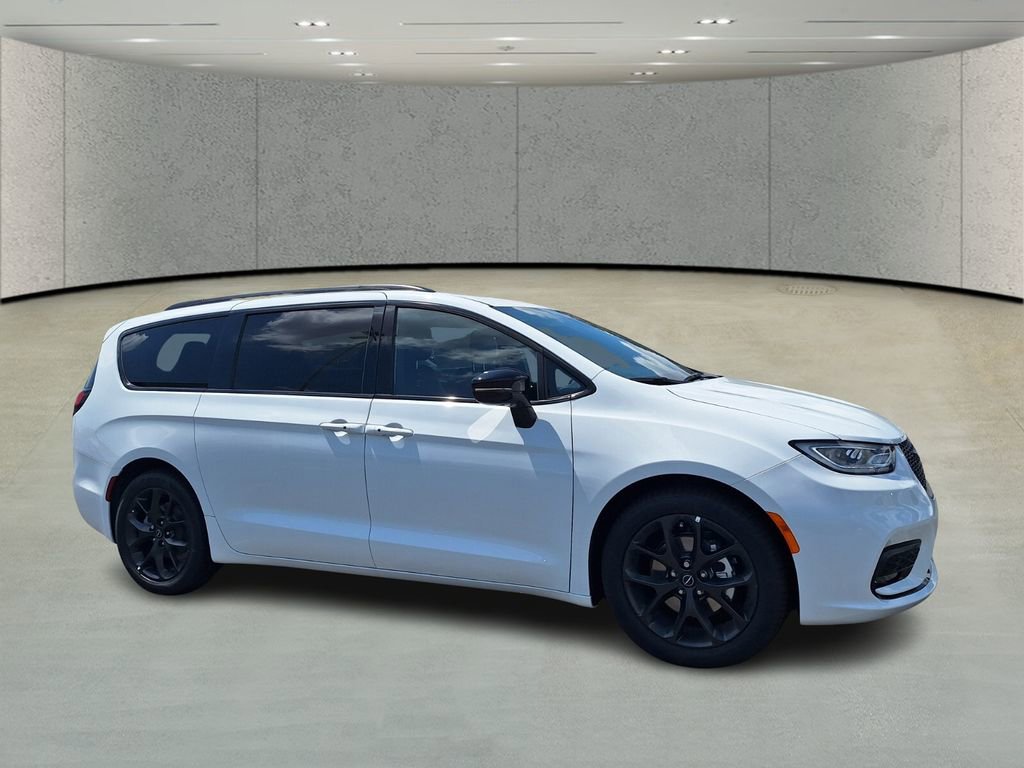New 2026 Chrysler Pacifica Limited w/ S Appearance Package image 3
