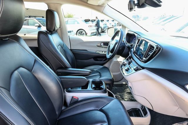 Used 2023 Chrysler Pacifica Touring-L FWD image 18