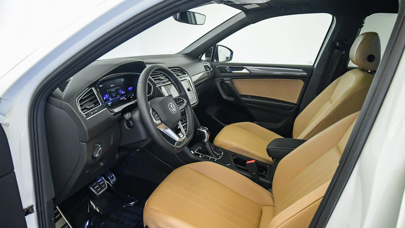 Used 2023 Volkswagen Tiguan SE R-Line image 17